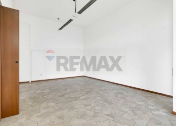 Stanza vuota - Negozio Via Volta, 1, Caronno Varesino - foto 9