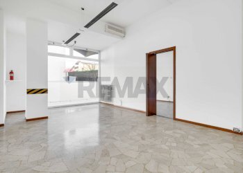 Stanza vuota - Negozio Via Volta, 1, Caronno Varesino - foto 11