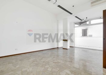 Stanza vuota - Negozio Via Volta, 1, Caronno Varesino - foto 13