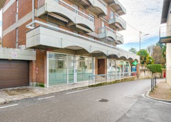 Edificio all\'aperto - Negozio Via Volta, 1, Caronno Varesino - foto 19