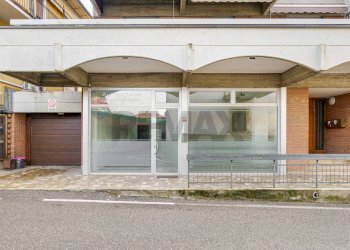 Edificio all\'aperto - Negozio Via Volta, 1, Caronno Varesino - foto 20