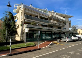 Edificio all\'aperto - Ufficio Via Roma
73, Cardano al Campo - foto 1