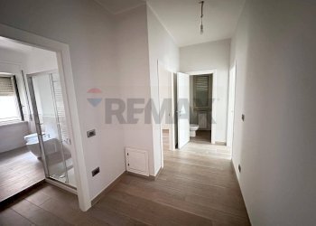 Hall / corridoio - Trilocale via delle medaglie d'oro
 
93, Cosenza - foto 12