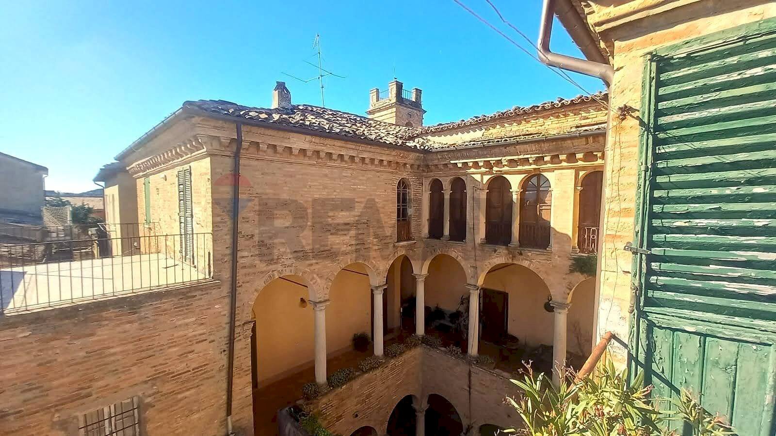 Corte interna - Castle Via Roma
 
41, Saludecio - photo 1