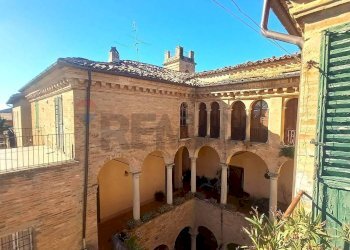 Corte interna - Castello Via Roma
 
41, Saludecio - foto 1