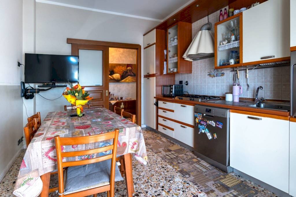 Cucina - Quadrilocale via Umberto I, 5, Piscina - foto 3