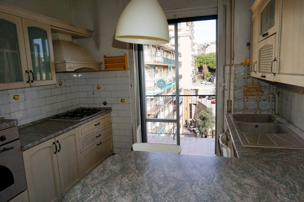 Cucina - Bilocale via Bartolomeo Carrea, 5, Genova (zona Sampierdarena) - foto 2