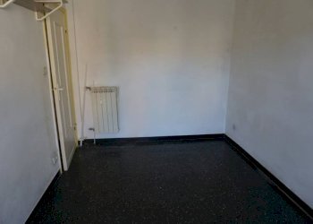 Camera da letto - Bilocale via Bartolomeo Carrea, 5, Genova (zona Sampierdarena) - foto 5