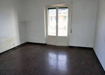 Camera da letto - Bilocale via Bartolomeo Carrea, 5, Genova (zona Sampierdarena) - foto 8