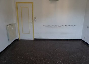 Camera da letto - Bilocale via Bartolomeo Carrea, 5, Genova (zona Sampierdarena) - foto 9