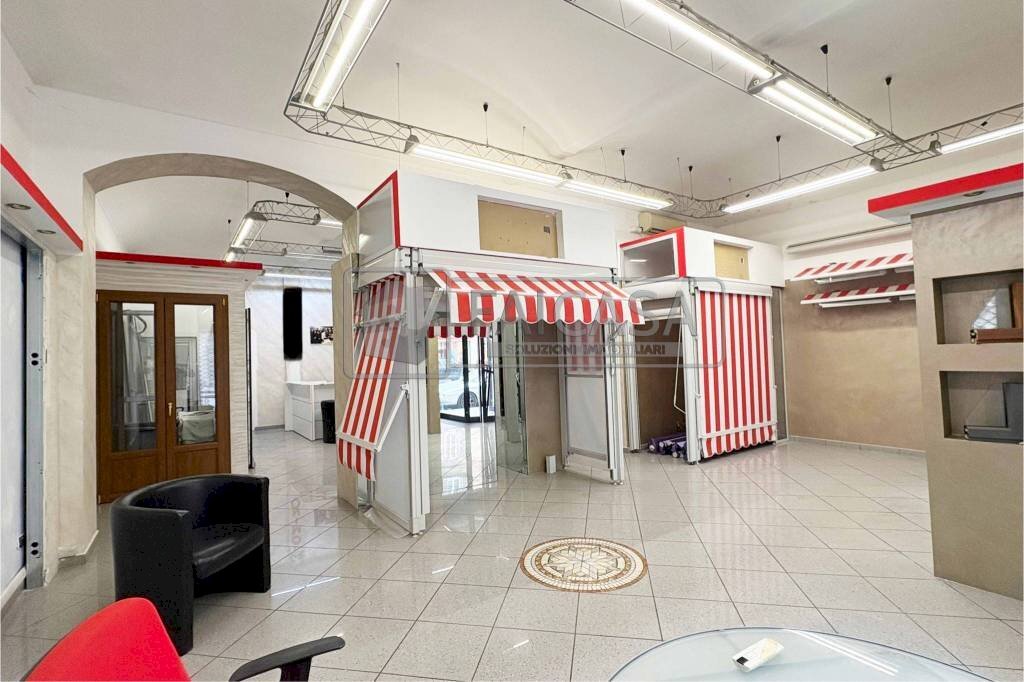 Interno non residenziale - Negozio via Dante di Nanni, 81, Torino (zona Cenisia) - foto 2