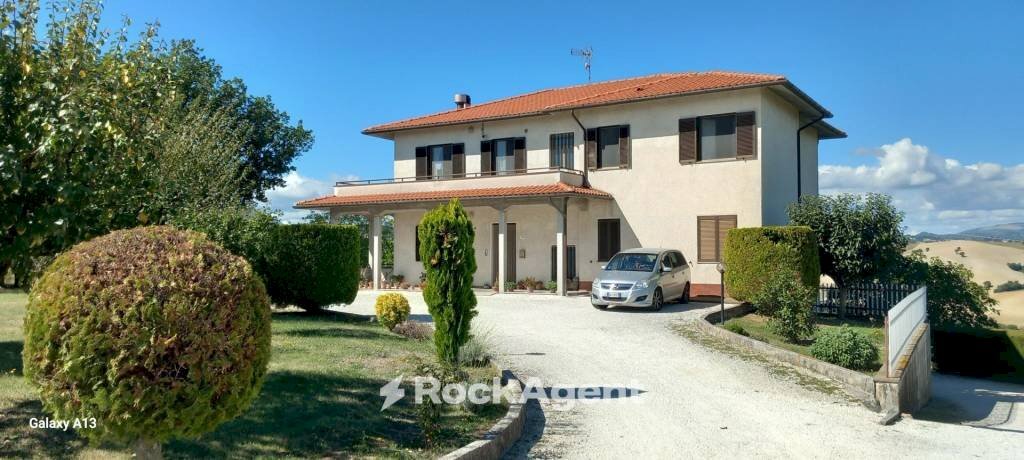 Giardino - Villa Frazione Sant'Apollinare, 118, Arcevia - foto 2
