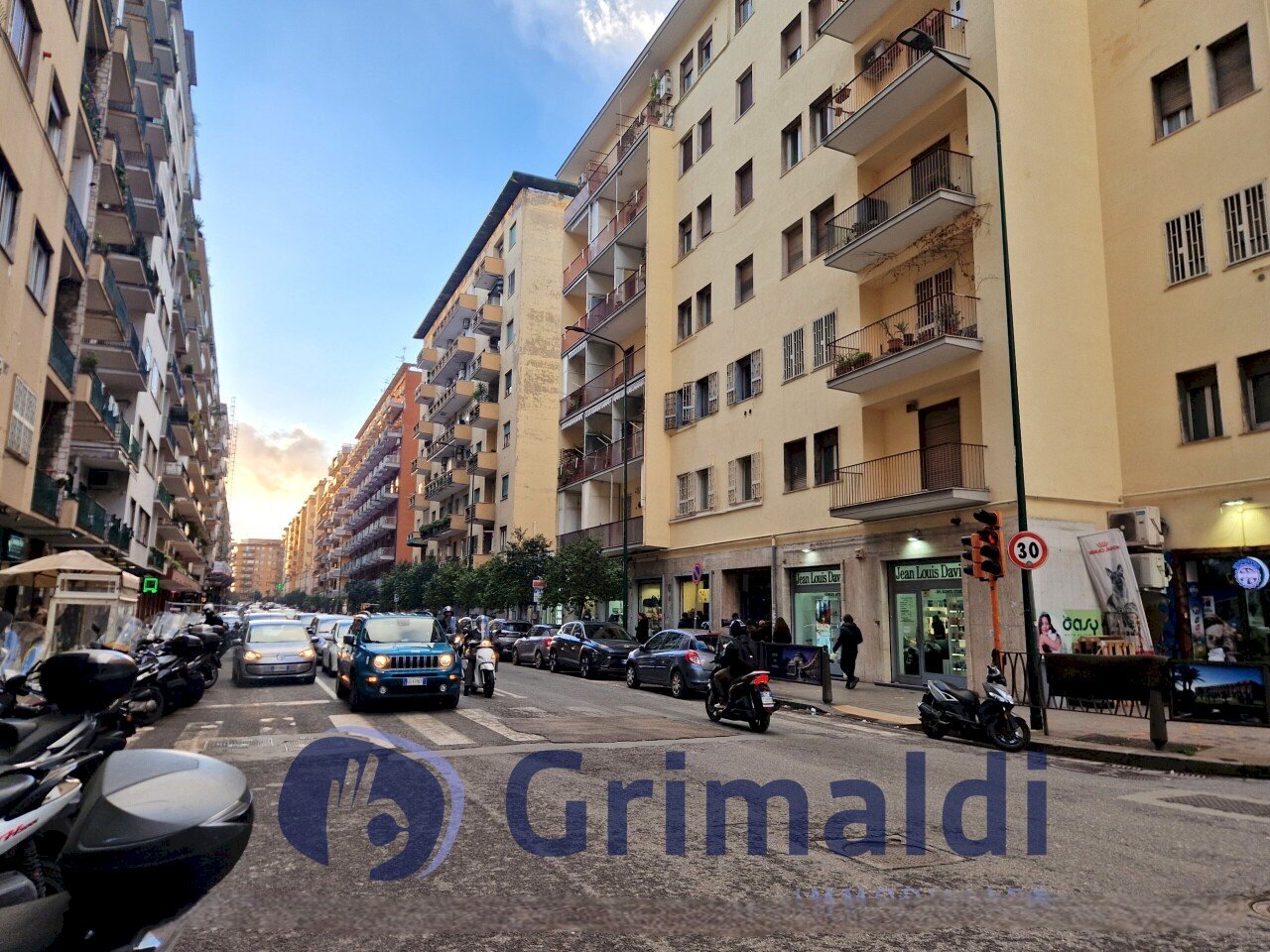 105.jpg - Box Napoli (neighborhood Vomero) - photo 3