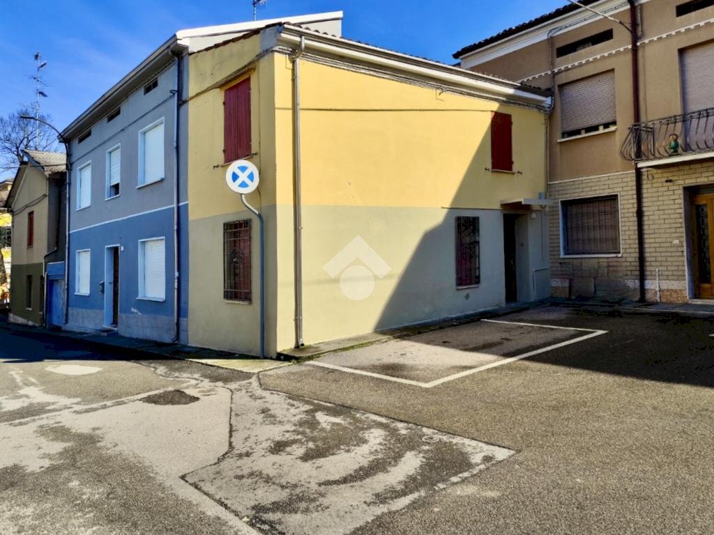 Semi-detached house Piazza Adolfo Tedeschi, Luzzara - photo 1