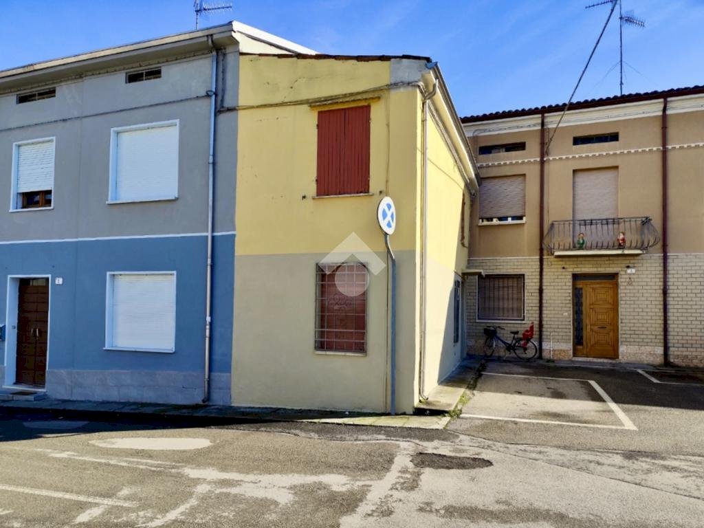 Semi-detached house Piazza Adolfo Tedeschi, Luzzara - photo 2