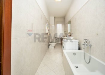 Bagno - Quadrilocale Silvio Pellico
 
40, Garbagnate Milanese - foto 24