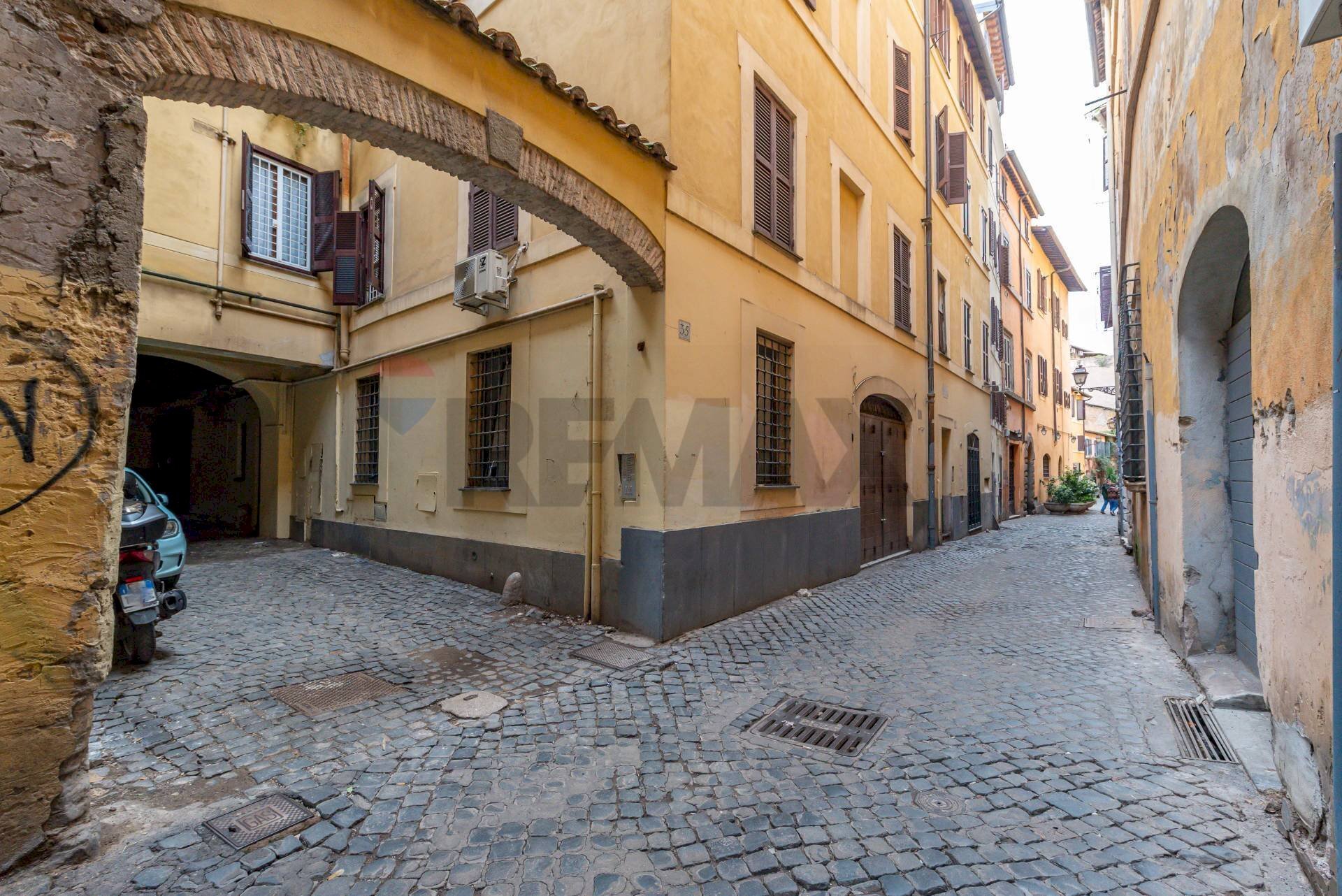 Edificio all\'aperto - Trilocale Via Dei Cappellari
 
35, Roma - foto 2