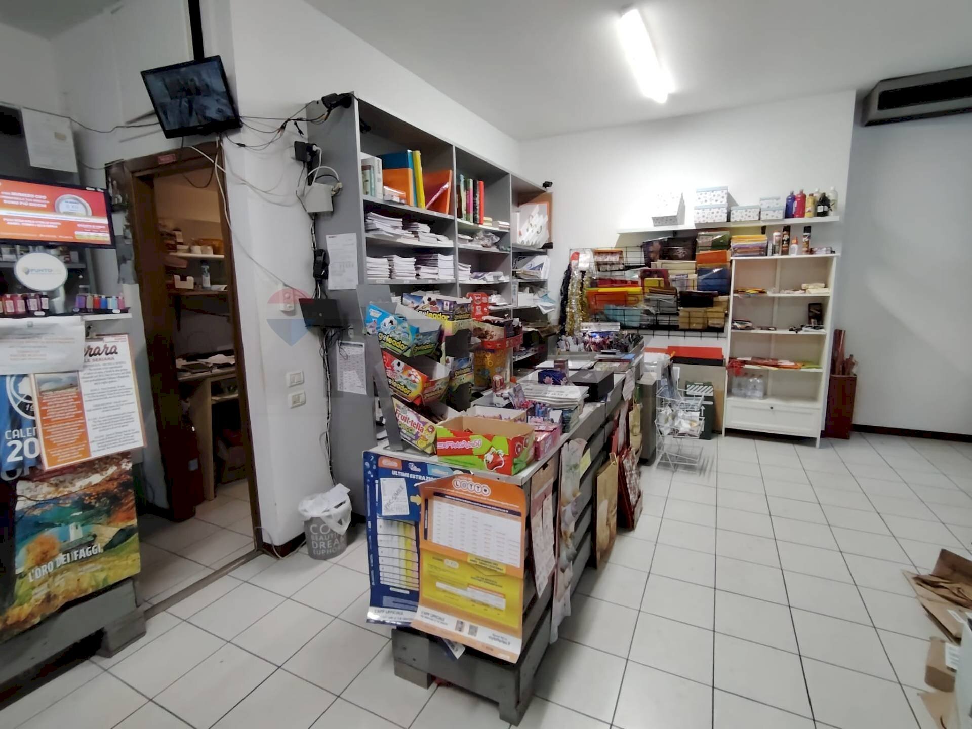 negozio interno - Commercial Activity VIA PALEOCAPA
 
47, Alzano Lombardo - photo 3