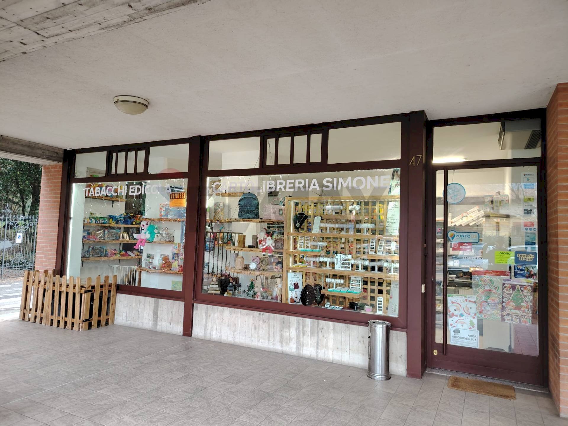 negozio esterno - Commercial Activity VIA PALEOCAPA
 
47, Alzano Lombardo - photo 1