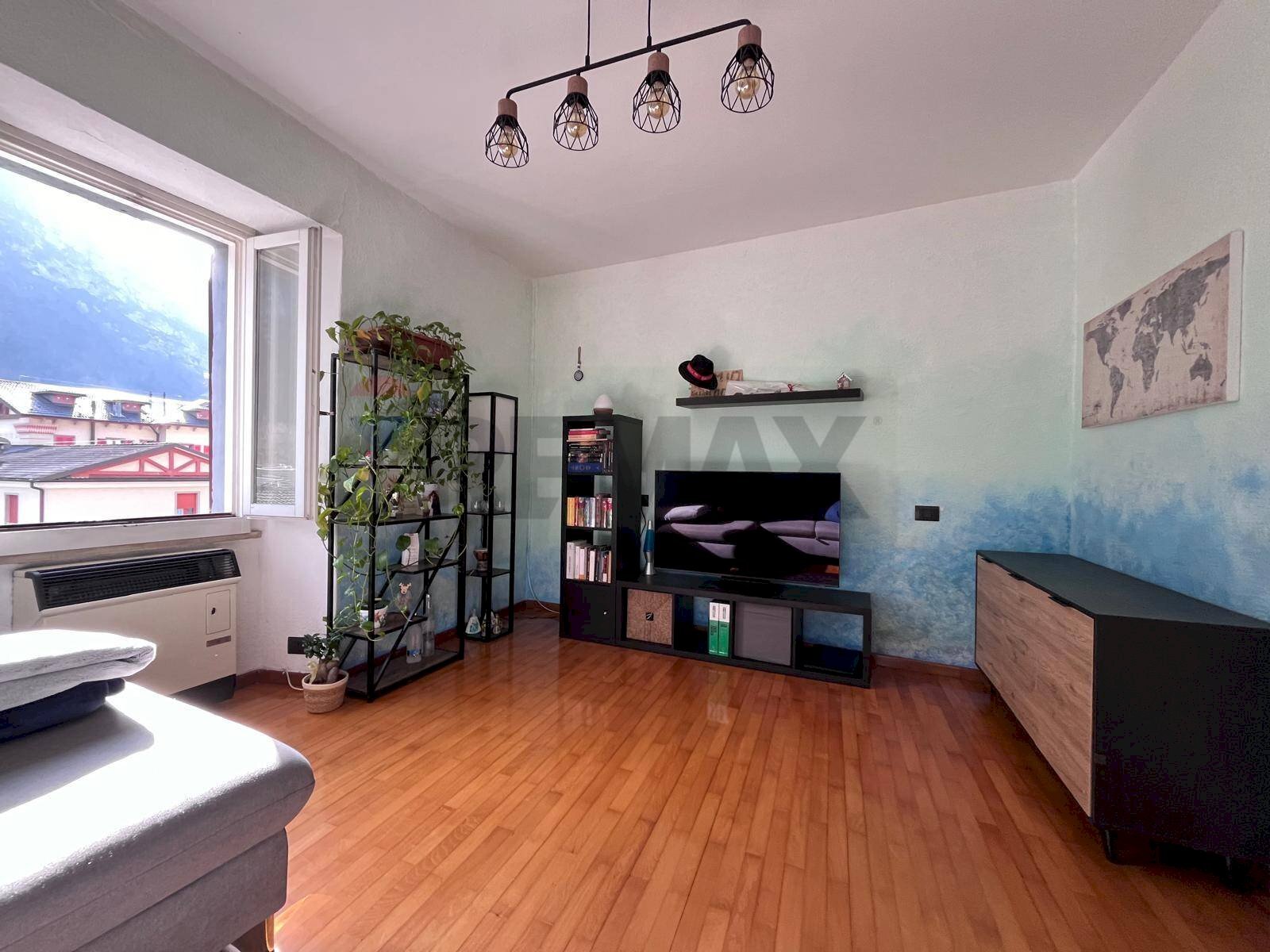 Soggiorno - Quadrilocale via Carlo Oberti
 
52, Lenna - foto 1