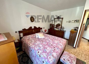 Camera / camera da letto - Two-room apartment Solto Collina - photo 10