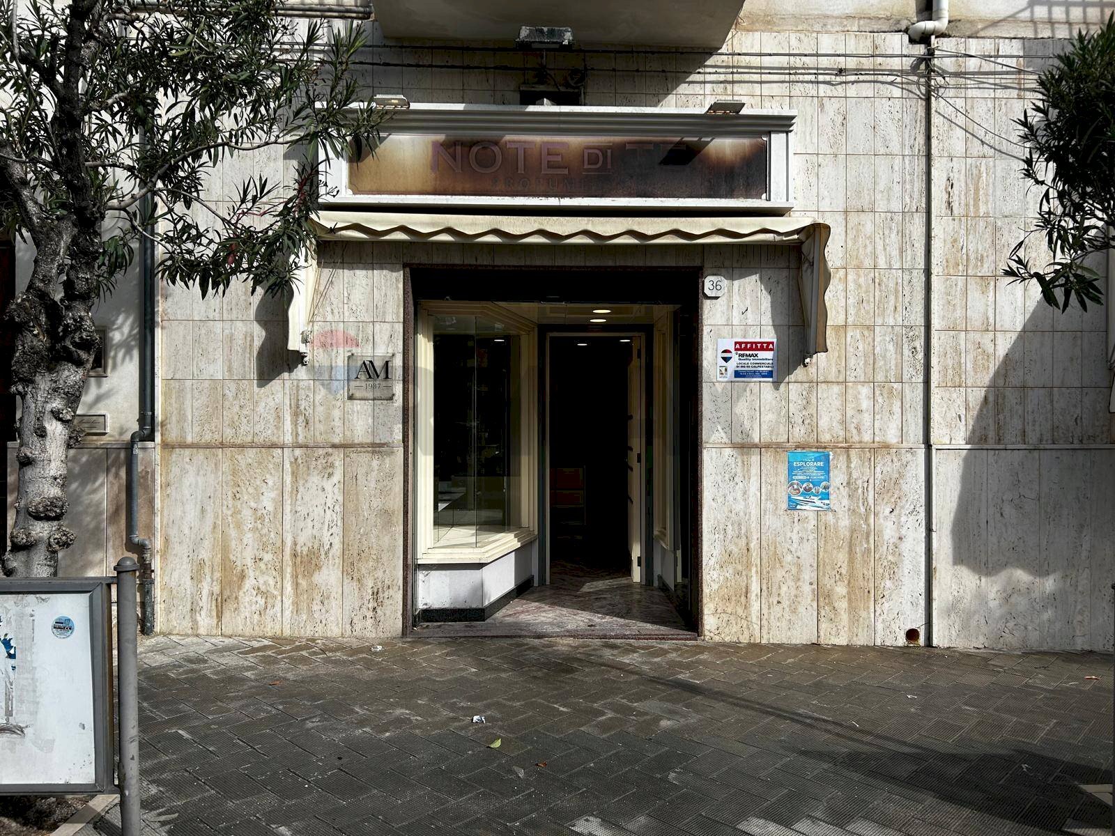 Edificio all\'aperto - Locale Commerciale Via Santa Maria di Merino
 
36, Vieste - foto 2