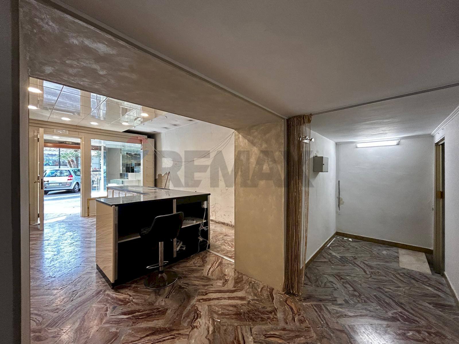 Hall / corridoio - Locale Commerciale Via Santa Maria di Merino
 
36, Vieste - foto 3