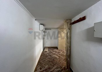 Hall / corridoio - Locale Commerciale Via Santa Maria di Merino
 
36, Vieste - foto 10