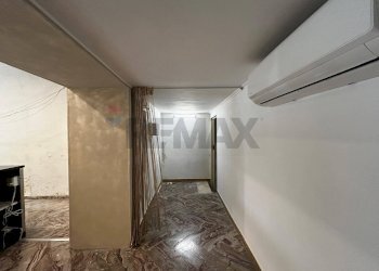 Hall / corridoio - Locale Commerciale Via Santa Maria di Merino
 
36, Vieste - foto 11