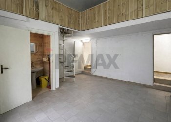 Stanza vuota - Locale Commerciale Via Santa Maria di Merino
 
36, Vieste - foto 15