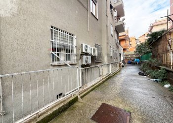 Edificio all\'aperto - Cantina / Solaio Via Delle Betulle
65, Roma - foto 1