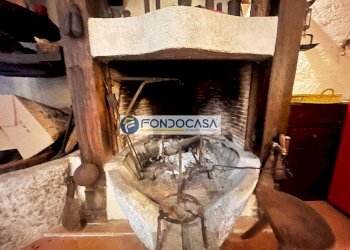 dettaglio camino - Rustico via Bottaro, Camaiore - foto 11