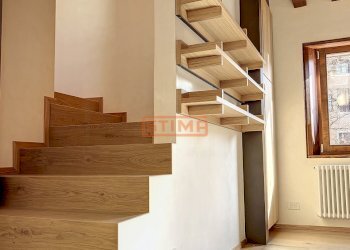 particolare delle mesnole in ingresso soggiorno - Attico Treviso - foto 19