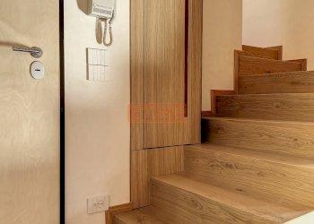 ingresso con scala che porta al piano sopra - Attico Treviso - foto 20