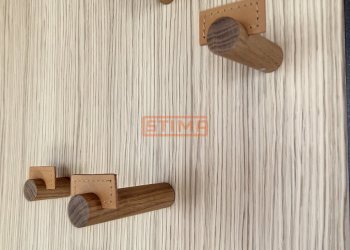 particolare degli appendiabiti in legno e cuoio - Attico Treviso - foto 21