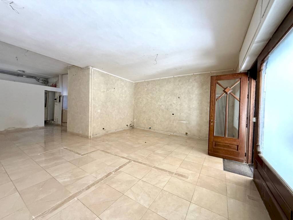 Stanza non arredata - Negozio via Ferruccio Valobra, 170, Carmagnola - foto 3