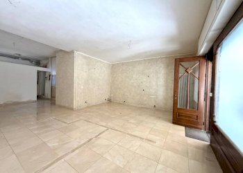 Stanza non arredata - Negozio via Ferruccio Valobra, 170, Carmagnola - foto 3