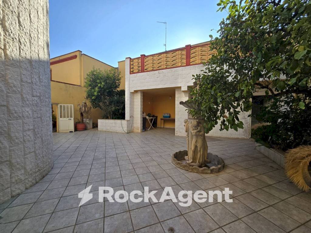 Giardino - Stabile - Palazzo via Principe di Napoli, 31, Carmiano - foto 1