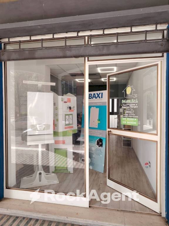 Interno non residenziale - Negozio viale Pasubio, 4, Mantova - foto 1