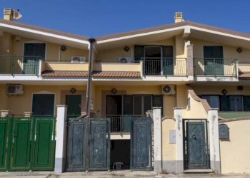 Facciata - Villa a Schiera via Reggio Calabria, 20, Montauro - foto 1