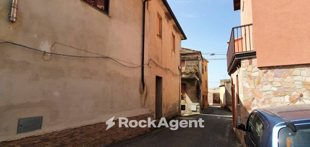 Casa indipendente piazza F. Caligiuri, Amato - foto 1