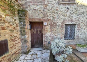 foto portone esterno accesso 1.jpeg - Townhouse Piazza Solferino 4, Civitella Paganico - photo 30