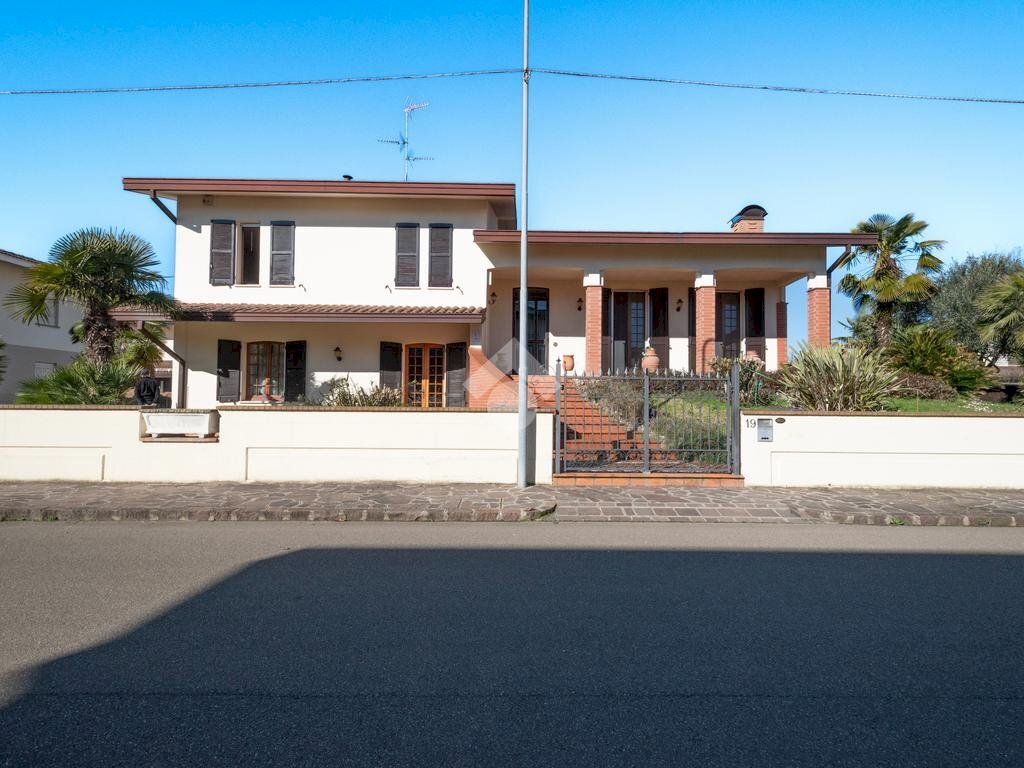 Villa Via Camillo Benso Conte di Cavour, Novi di Modena - foto 1