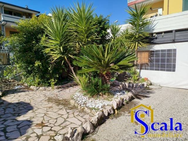 Foto 1 - Locale Commerciale via carducci, Portico di Caserta - foto 1