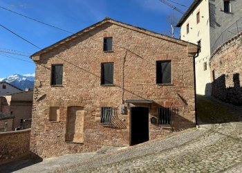 Foto 2 - Casa indipendente Via Castel Leone
 
1, Amandola - foto 2