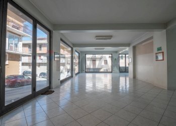 Ricezione / Lobby - Locale Commerciale via ugo foscolo
 
18, Ramacca - foto 10