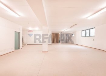 Stanza vuota - Locale Commerciale Via Roma
276, Rosora - foto 9