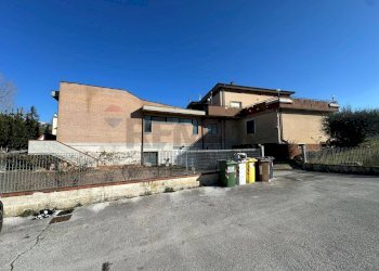 Casa all\'aperto - Locale Commerciale Via Roma
276, Rosora - foto 19