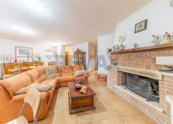 Soggiorno - Villa VIA POGGIO FIORITO
 
2, Guidonia Montecelio - foto 64