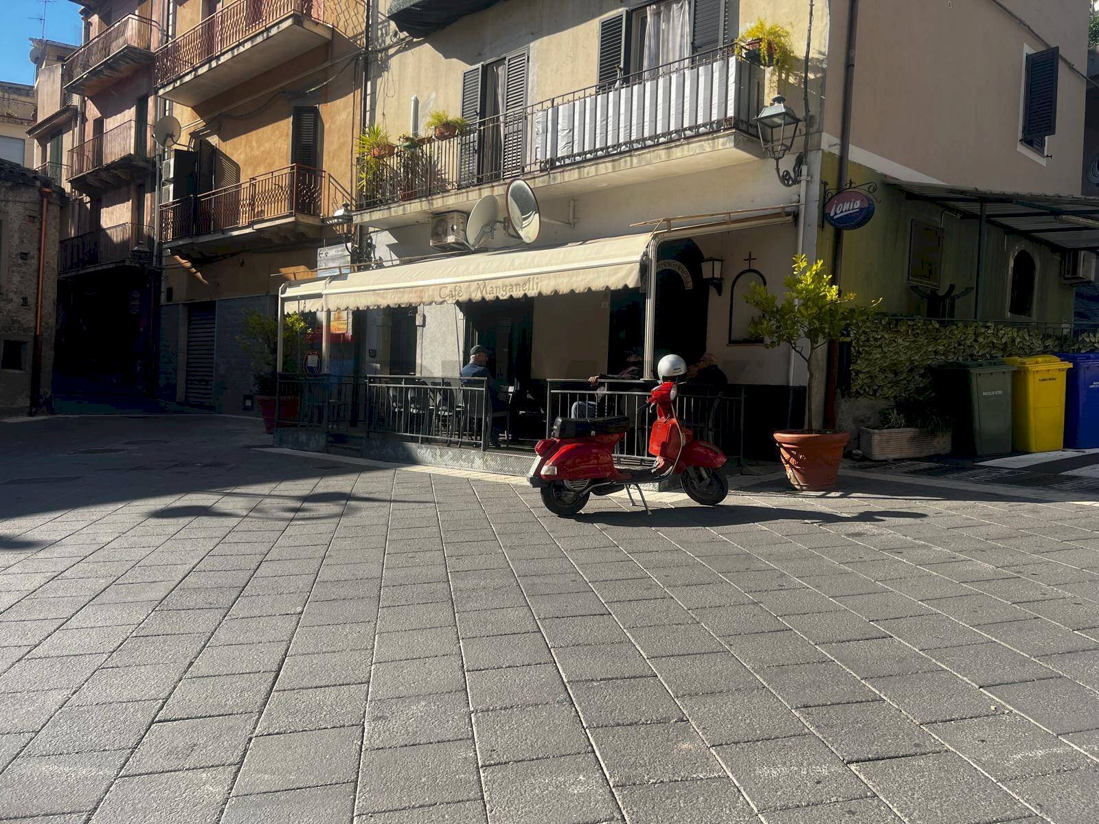 Edificio all\'aperto - Attività Commerciale piazza  manganelli
 
46, Graniti - foto 2